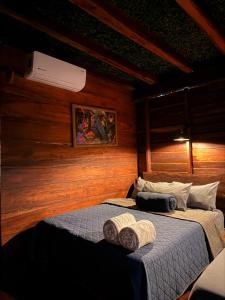 ein Schlafzimmer mit einem Bett, auf dem zwei Handtücher liegen in der Unterkunft Cabañas Alebrije in Celestún