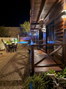 ein Holzhaus mit Terrasse bei Nacht in der Unterkunft Cabañas Alebrije in Celestún