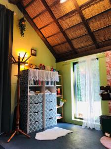 a room with a wooden ceiling and a window at Tijd-Loos in Geeste