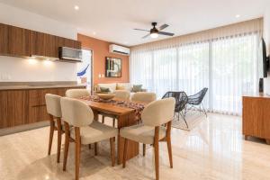 a kitchen and dining room with a table and chairs at Ceiba 25 by Andiani Travel in Playa del Carmen