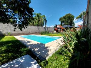 a swimming pool in the middle of a yard at El Refugio - Departamentos in Metán Viejo