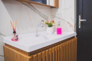 a kitchen counter with a sink and flowers on it at Cabana com Hidro, Lareira e Piscina Privativa in Chapecó +10 photos