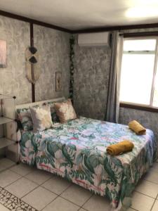a bedroom with a bed and a window at Tureva lodge in Tiputa