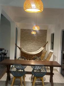 a dining room with a wooden table and chairs at Pousada & Restaurante Almescla in Santa Cruz Cabrália +12 photos