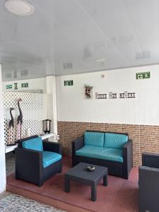 a waiting room with two couches and a table at Villa San Miguel in San Andrés