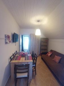 ein Wohnzimmer mit einem Tisch und einem Sofa in der Unterkunft Арartment IRENA in Dobra Voda
