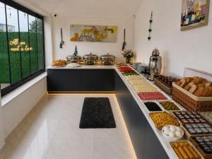 a bakery with a counter with different types of food at çayır butik otel in Marmaraereglisi