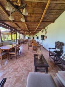 a dining room with wooden tables and chairs at Bungalows Payancas de Tato in Barranca