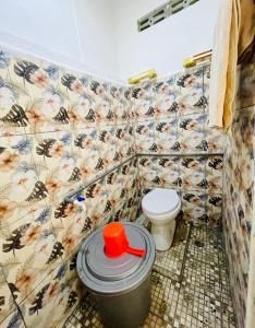 a bathroom with a toilet and a trash can at Sunmoon Apartment in Deli