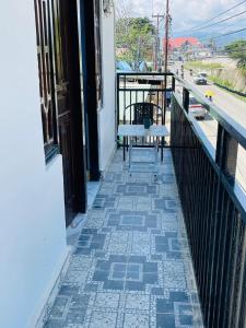 a balcony with a bench on the side of a building at Sunmoon Apartment in Deli