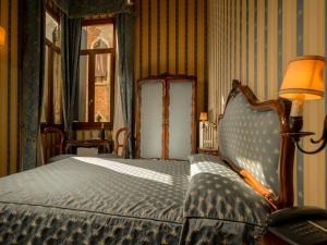 Säng eller sängar i ett rum på Centauro Hotel