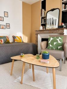 a living room with a couch and a coffee table at ROOMS HOME CSM Suites privees élégantes entre Reims et Disneyland Paris 1 à 8 personnes in Charly-sur-Marne