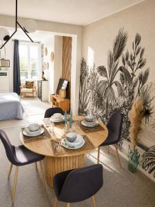 a living room with a dining room table and chairs at ROOMS HOME CSM Suites privees élégantes entre Reims et Disneyland Paris 1 à 8 personnes in Charly-sur-Marne