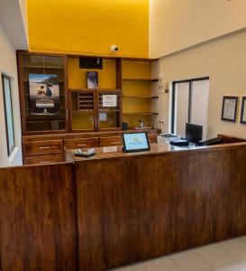 an office with a counter with a laptop on it at Hotel Dorado Jardín in Jardin
