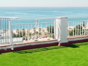 a balcony with a view of the beach at terraza al mar in Pineda de Mar