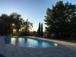 Le Clos de Mara内部或周边的泳池