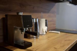 Eine Kaffeemaschine steht auf einer Theke. in der Unterkunft Ūgļa in Puša