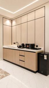 a kitchen with a sink and a counter top at إليت إن - ELITE INN Serviced Apartments in Qal'at Bishah