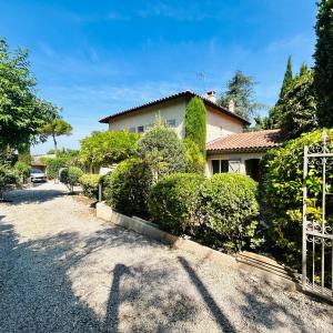 a house with a gate in front of a driveway at Villa Sunlight Mougins in Mougins