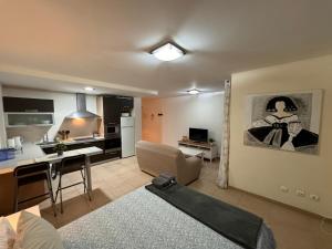 a living room with a table and a kitchen at Alquilaencanarias El Palm Mar in Palm-Mar