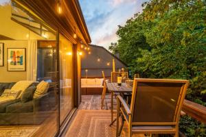 a screened in porch with a table and a couch at Ski-OnSki-Off Camelback Arcade Pool in Tannersville
