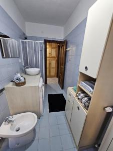 a bathroom with a sink and a toilet in it at Appartamento spazioso ad Aosta in Aosta