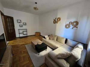 a living room with a couch and a table at Appartamento spazioso ad Aosta in Aosta