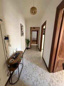 a room with a hallway with a table and a mirror at Appartamento spazioso ad Aosta in Aosta