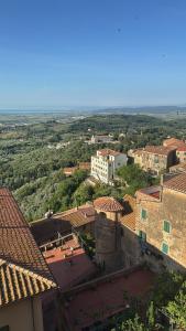 an aerial view of a town with buildings and trees at SuSuMare in Campiglia Marittima