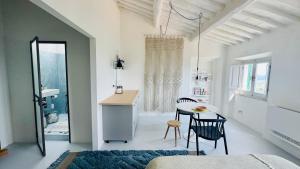 a white room with a table and a mirror at SuSuMare in Campiglia Marittima