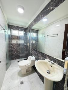 a bathroom with a toilet and a sink at Apartamento amoblado Murillo in Barranquilla +7 photos