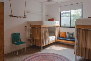 a room with two bunk beds and a window at Casa de Rosa in Puerto Escondido