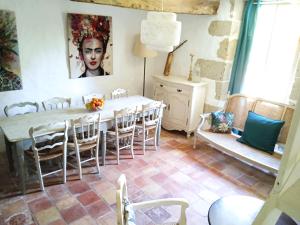 a dining room with a table and chairs at Gîte de La Planette in La Romieu