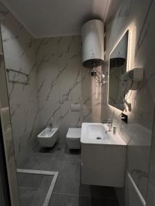 a bathroom with two sinks and two toilets at StayVibe in Krujë