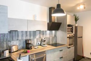 a kitchen with a sink and a counter top at MAISON LEUCATINE - Classée 4 étoiles ! BBQ & Terrasse Privée - Climarisation & Parking privé - Séjour PROCHE PLAGE et IDEAL Famille - OFFRE SPECIALE - in Leucate-Plage
