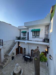 a building with a courtyard with tables and chairs at Antikhan Han Yusufpaşa in Urfa