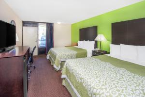 Ένα ή περισσότερα κρεβάτια σε δωμάτιο στο Days Inn by Wyndham Calvert City - Paducah East