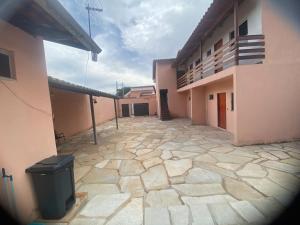 a courtyard of a building with a trash can at Suítes Goiabal in Pirenópolis