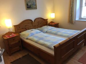 een slaapkamer met een groot bed met twee nachtkastjes bij Haus Stainer in Lofer