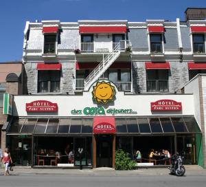 Un bâtiment avec un panneau de lion à l'avant dans l'établissement Parc Suites Hotel, à Montréal