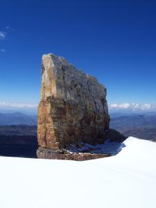 una grande roccia seduta in cima a una montagna di Hotel San Gabriel a El Cocuy
