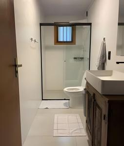 a bathroom with a shower and a toilet and a sink at Casa das Bananeiras - 1 Quarto * Rota do Vinho in Bento Gonçalves +16 photos