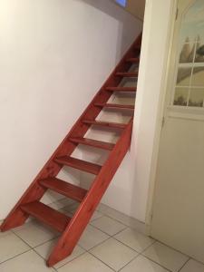 バイユーにあるLa Pomme de nuitの木製の階段