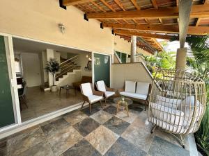 a patio with chairs and a staircase in a house at Casa Tulipanes Morelos, Alberca Climatizada, Jacuzzi y Roof in Morelos