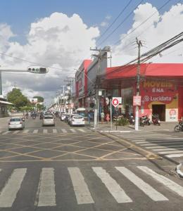 a busy city street with a traffic light and cars at Flat Lucidata in Feira de Santana