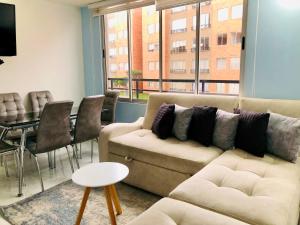 a living room with a couch and a table at GV Aparta Suites Apto Familiar Amplio y Luminoso in Chía