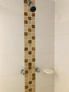 a bathroom with a shower with a sink at GV Aparta Suites Apto Familiar Amplio y Luminoso in Chía