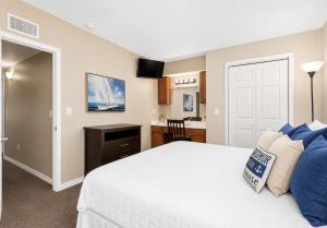 a bedroom with a white bed and a kitchen at The Perch at Kimberling Crossing in Kimberling City +36 photos