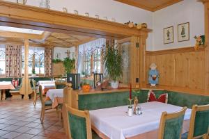 Reštaurácia alebo iné gastronomické zariadenie v ubytovaní Gasthof Neuwirt