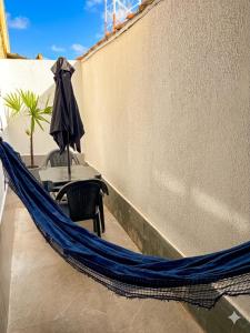 a hammock on the side of a building at Pousada Ocean Próx Sesc Bertioga - Beira Mar in Bertioga